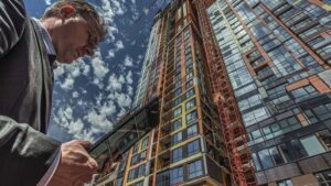 Investisseur analysant une propriété