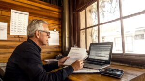 Homme lisant des rapports financiers