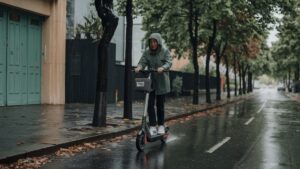 Conduite de trottinette par temps pluvieux