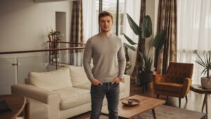 Homme dans salon lumineux